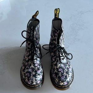 Floral Dr. Martens women’s size 7 boot. Light wear on the inside of the boot